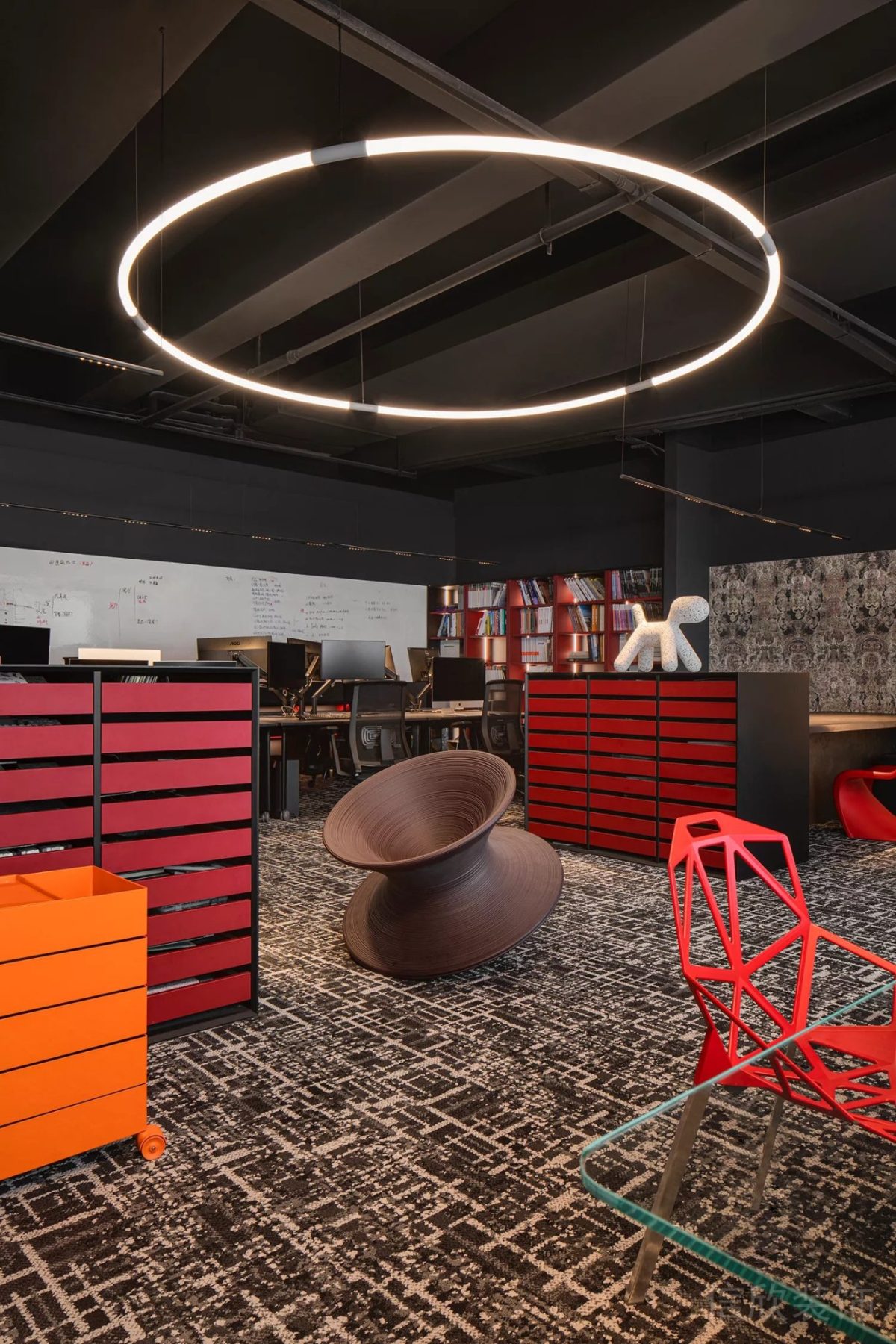 現(xiàn)代工業(yè)風強調色柜子辦公室裝修設計