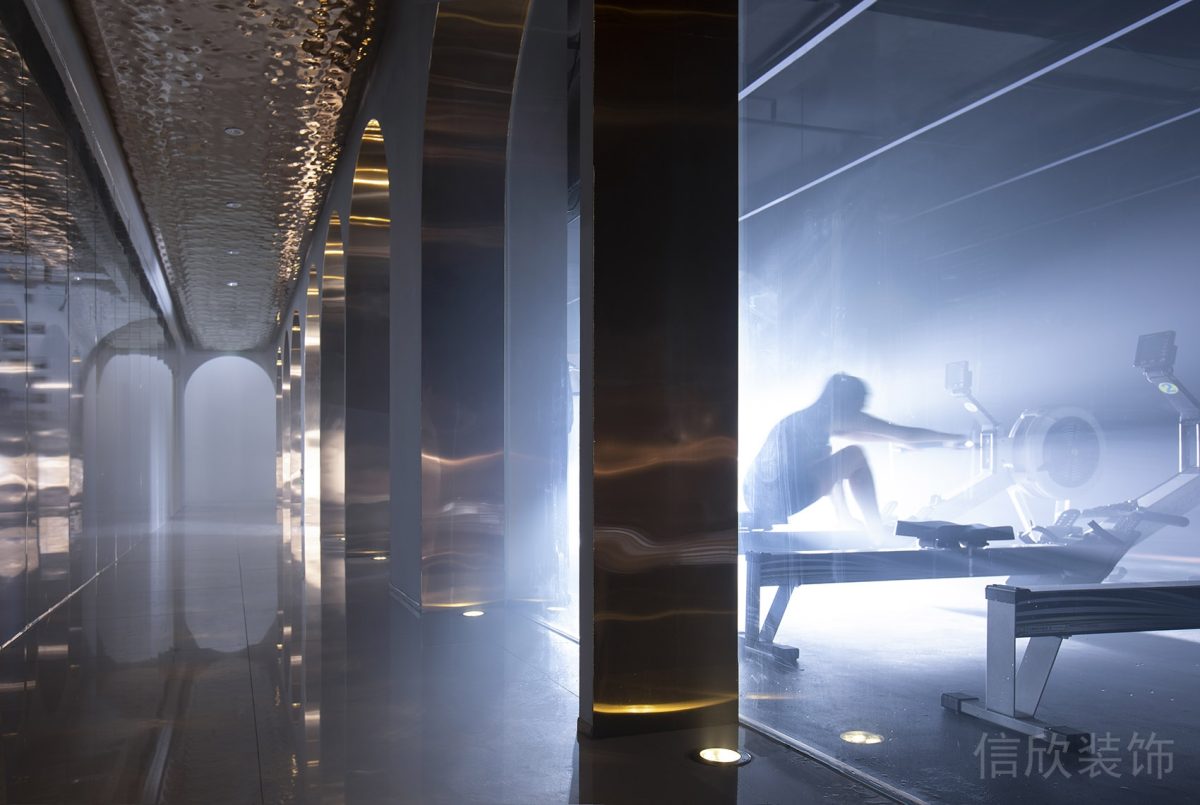 現(xiàn)代簡約鎏金瓷磚健身房設計