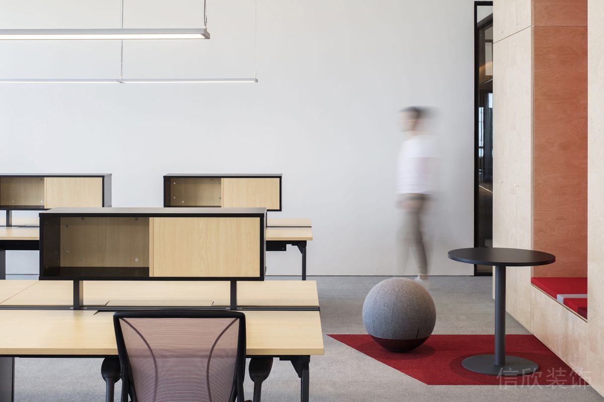 現(xiàn)代簡(jiǎn)約原木桌板辦公室效果圖