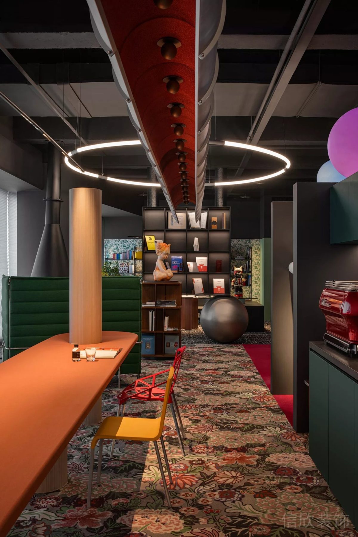 現(xiàn)代藝術花蕊地毯辦公室裝修設計