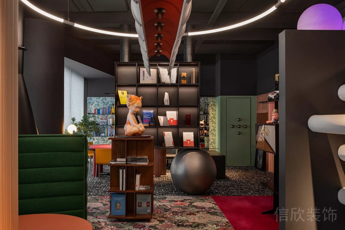 現(xiàn)代藝術毛毛蟲樣式條形吊燈辦公室裝修設計