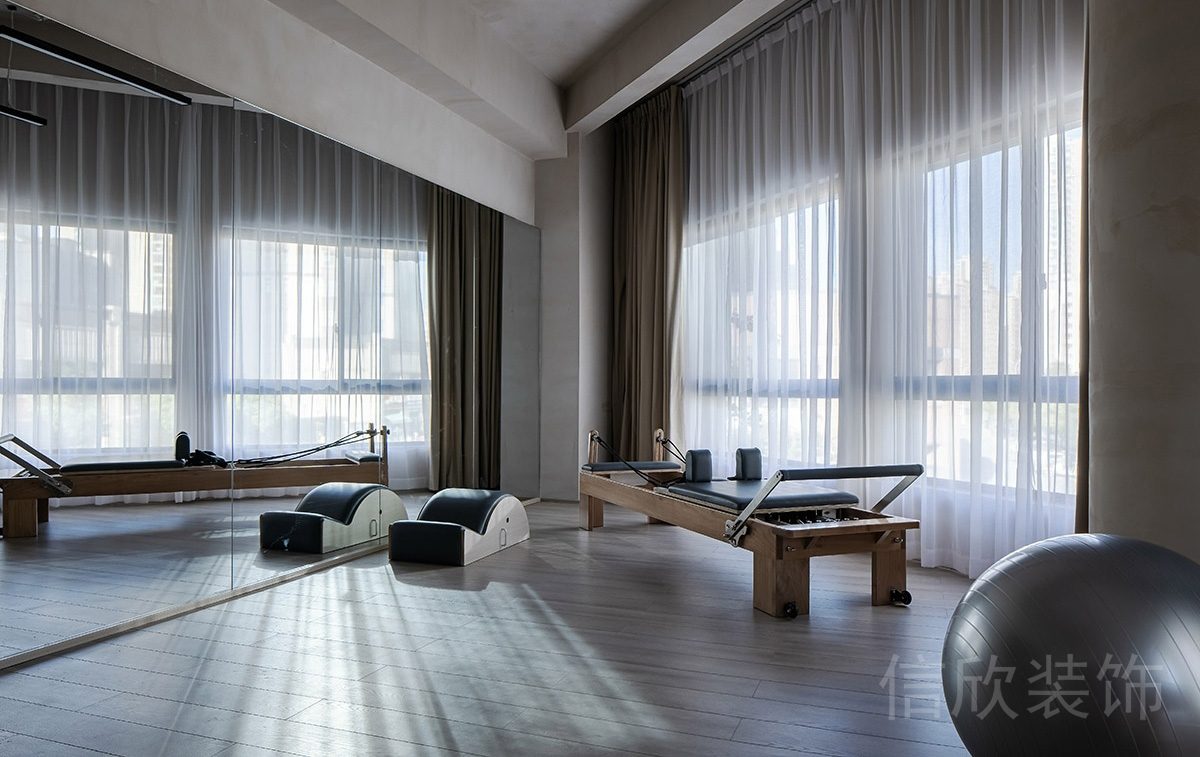 原木地板裝修落地式鏡面玻璃設(shè)計(jì)普拉提教室