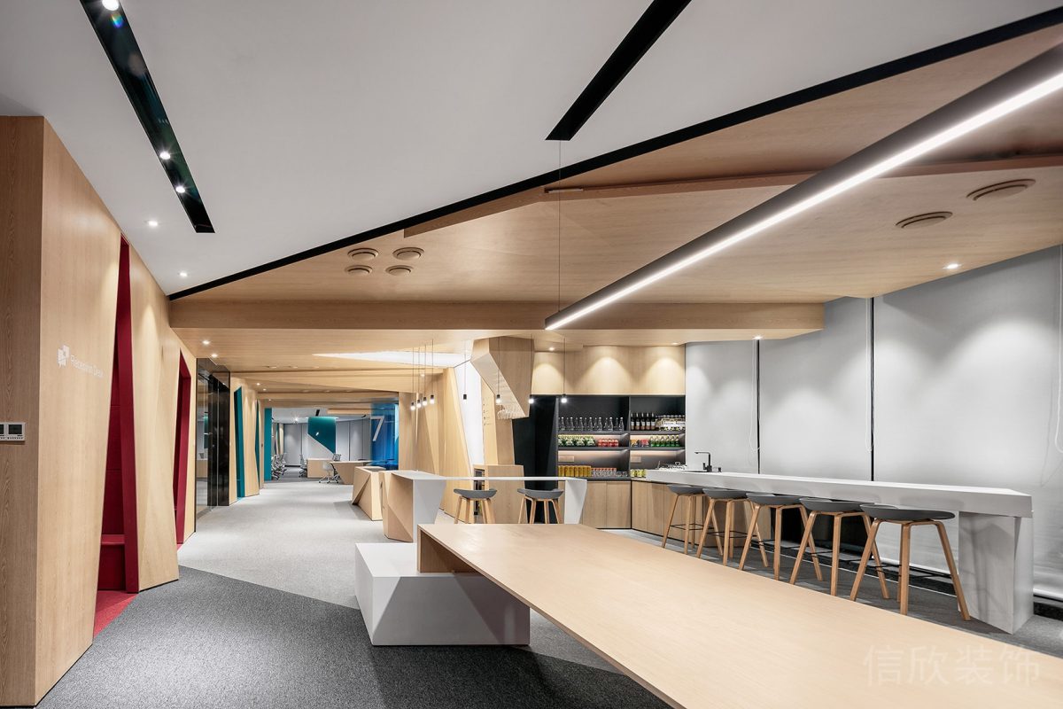 原木風幾何天花斜面設計環(huán)繞式休息區(qū)辦公室裝修