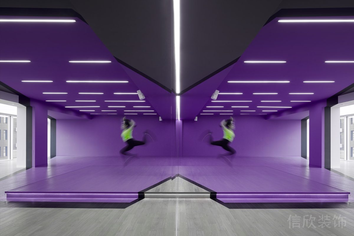 紫色鏡面地臺木質(zhì)瑜伽舞蹈教室設(shè)計