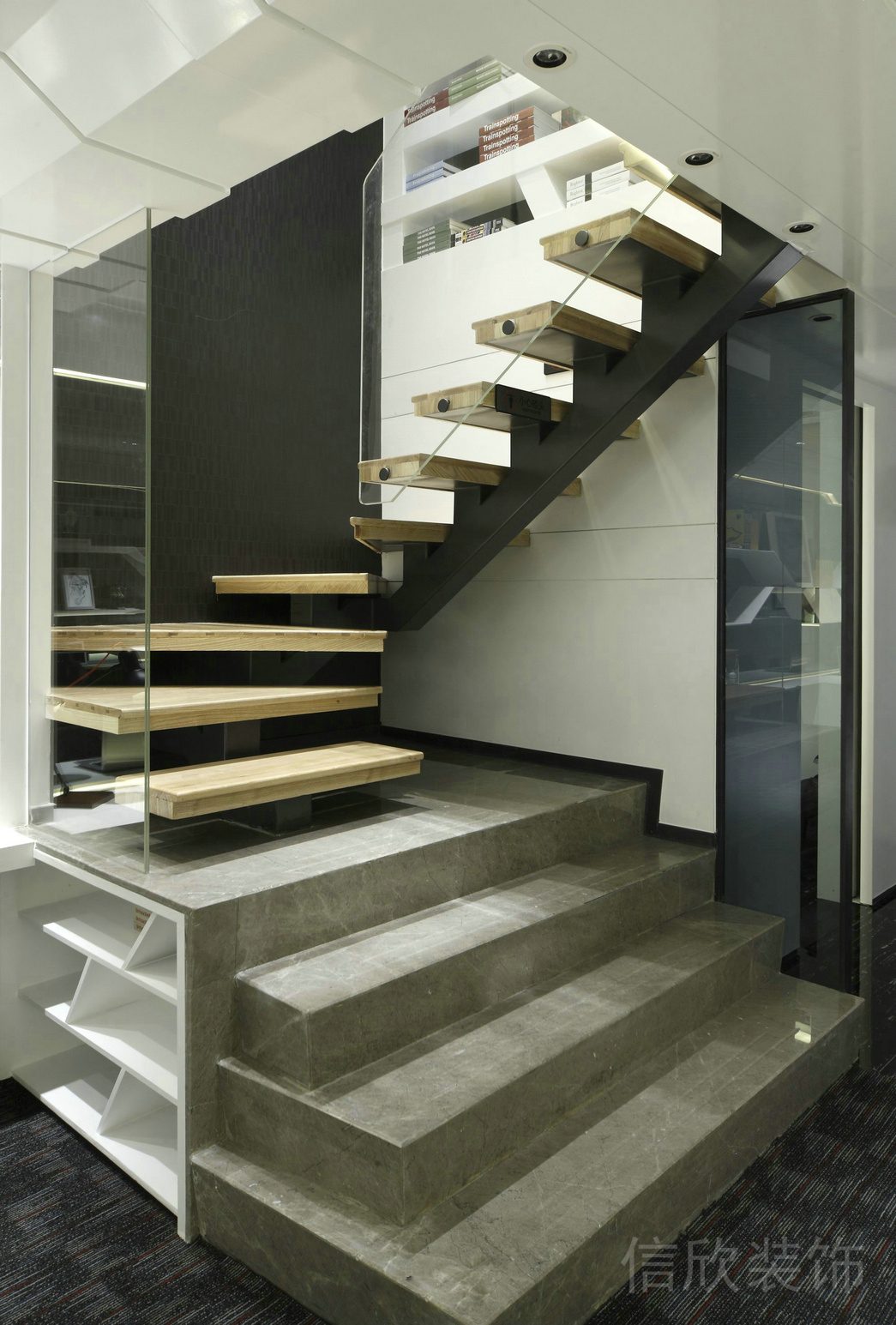 辦公室階梯效果圖裝修鏤空木質(zhì)過道玻璃集墻板設(shè)計圖