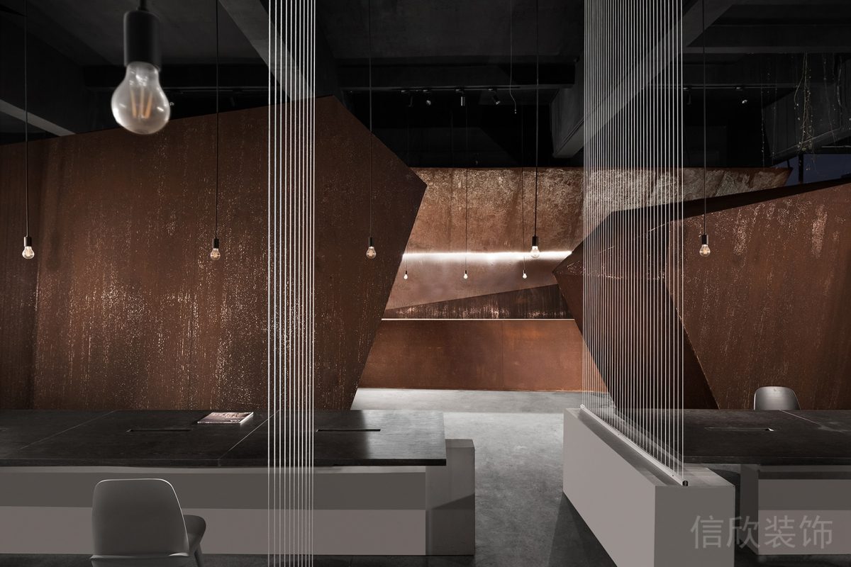 辦公室條紋鏤空設(shè)計金屬創(chuàng)意裝修紅色墻體效果裝修工業(yè)風(fēng)效果圖