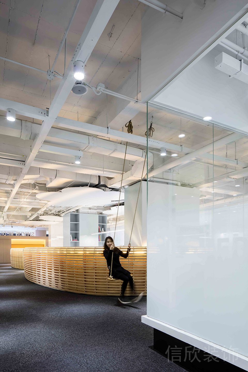 辦公室裝修設(shè)計(jì)秋千竹編設(shè)計(jì)工作桌漸變玻璃設(shè)計(jì)