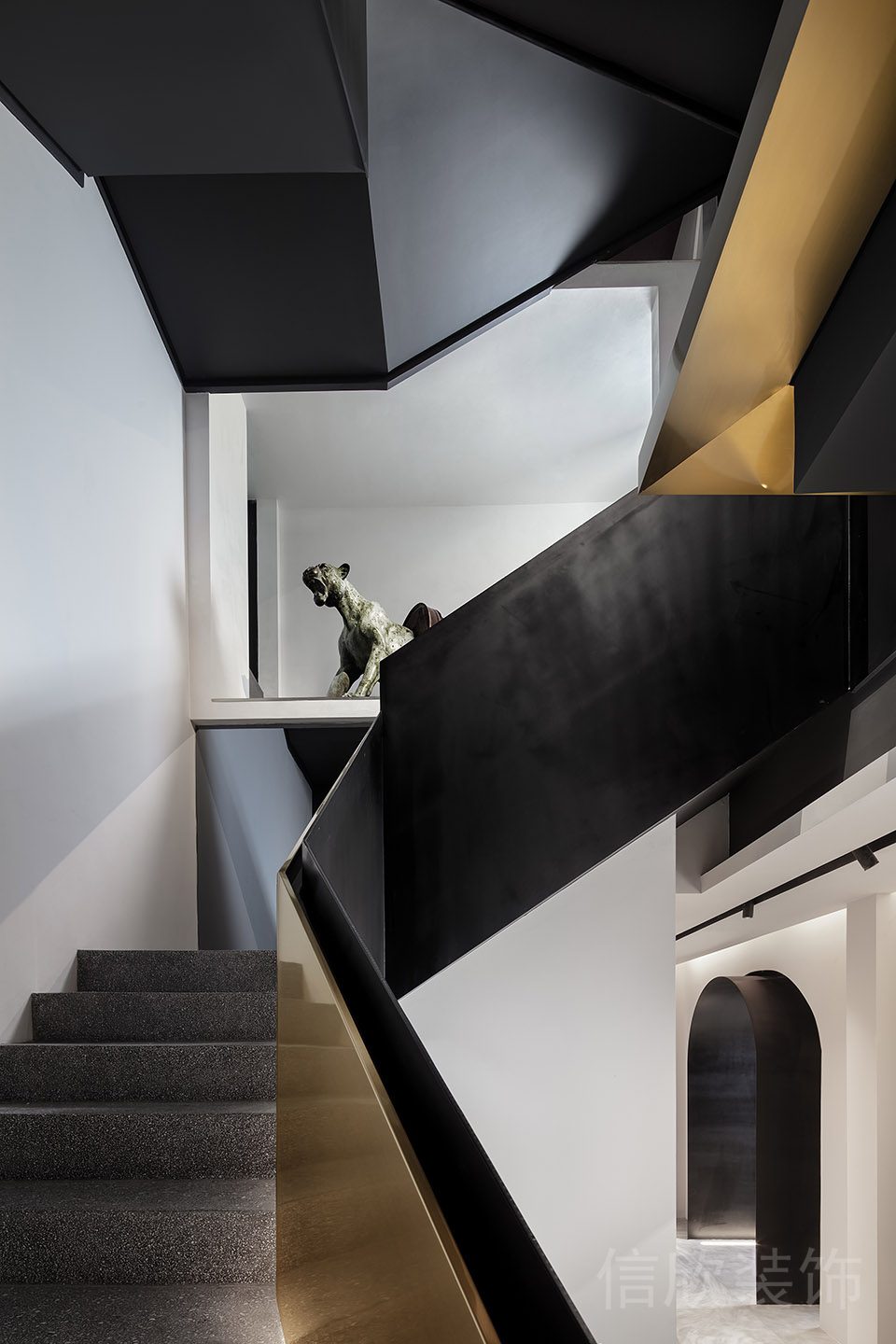 不規(guī)則黑色調(diào)原木扶手搭配夾層鎏金扶手設(shè)計(jì)辦公室樓梯設(shè)計(jì)圖