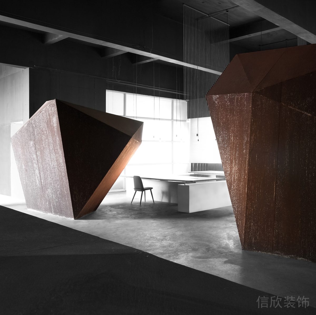 不規則形鐵銹色藝術品黑灰撞色大理石瓷磚辦公室裝修設計