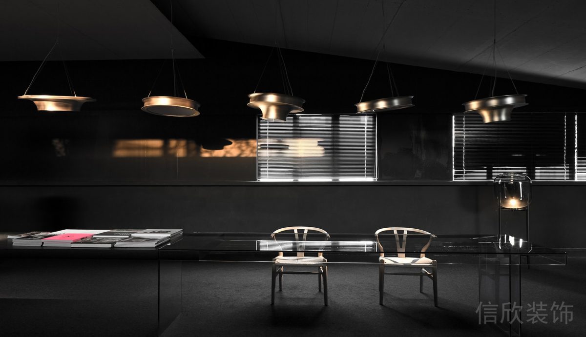 玻璃長桌燈飾設(shè)計創(chuàng)意會議室裝修設(shè)計暗色系效果