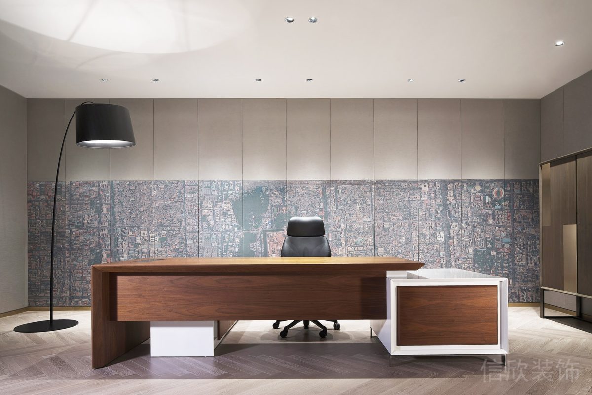 半墻設(shè)計皮革軟包效果地圖圖案木質(zhì)長桌效果辦公室