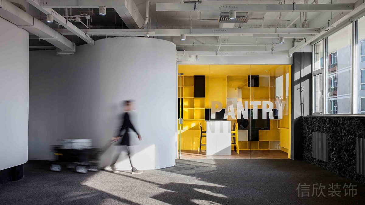 白色管道鏤空天花裝修黃色休息區(qū)隔斷效果圖收納柜裝修弧線墻體效果