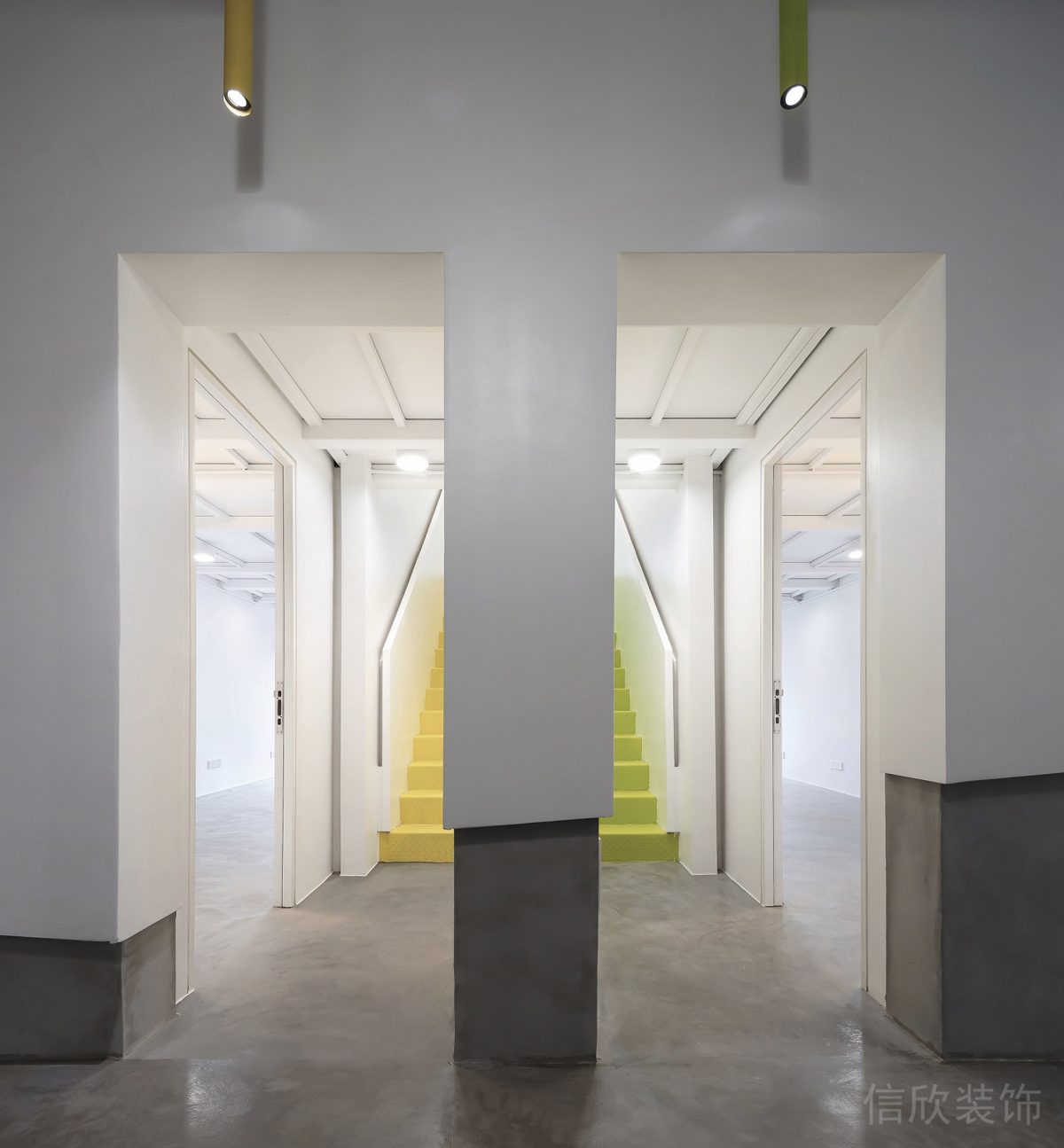 對稱式純白辦公室過道裝修半墻灰色設(shè)計圖