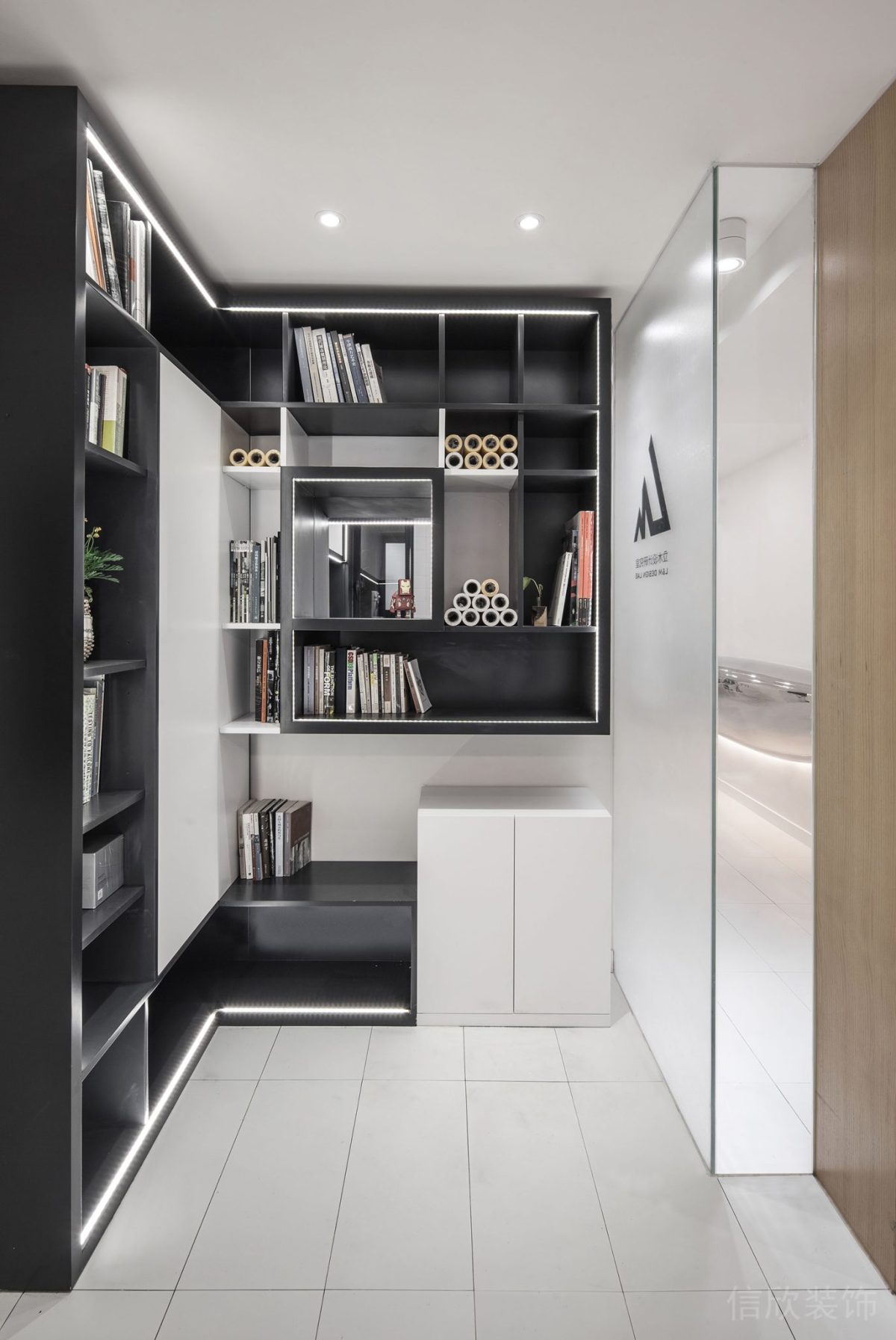 多功能復(fù)合使用的墻體設(shè)計(jì)黑色柜體效果極簡(jiǎn)風(fēng)休息區(qū)裝修