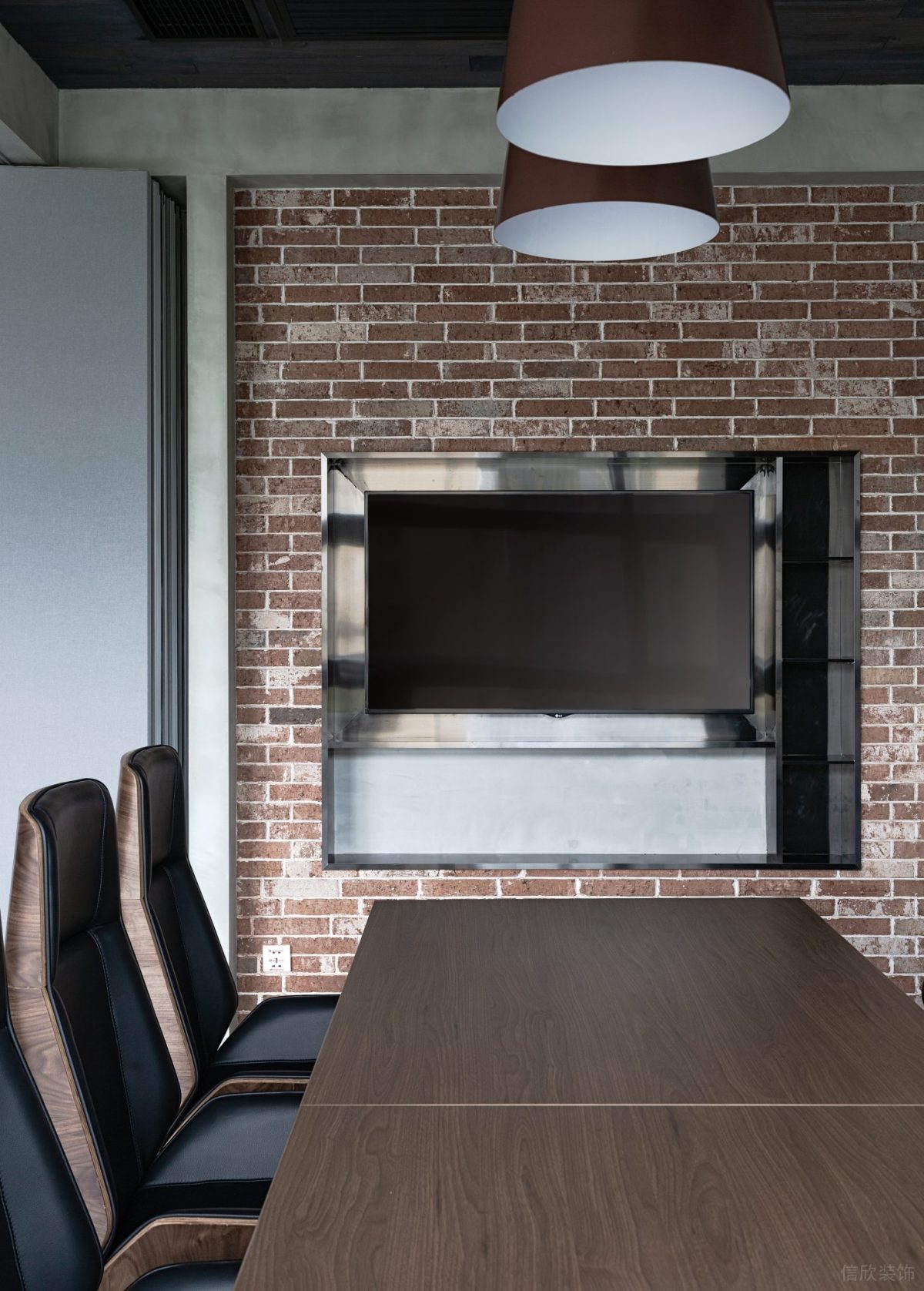 復古紅墻設(shè)計直線式會議桌裝修木質(zhì)效果圖