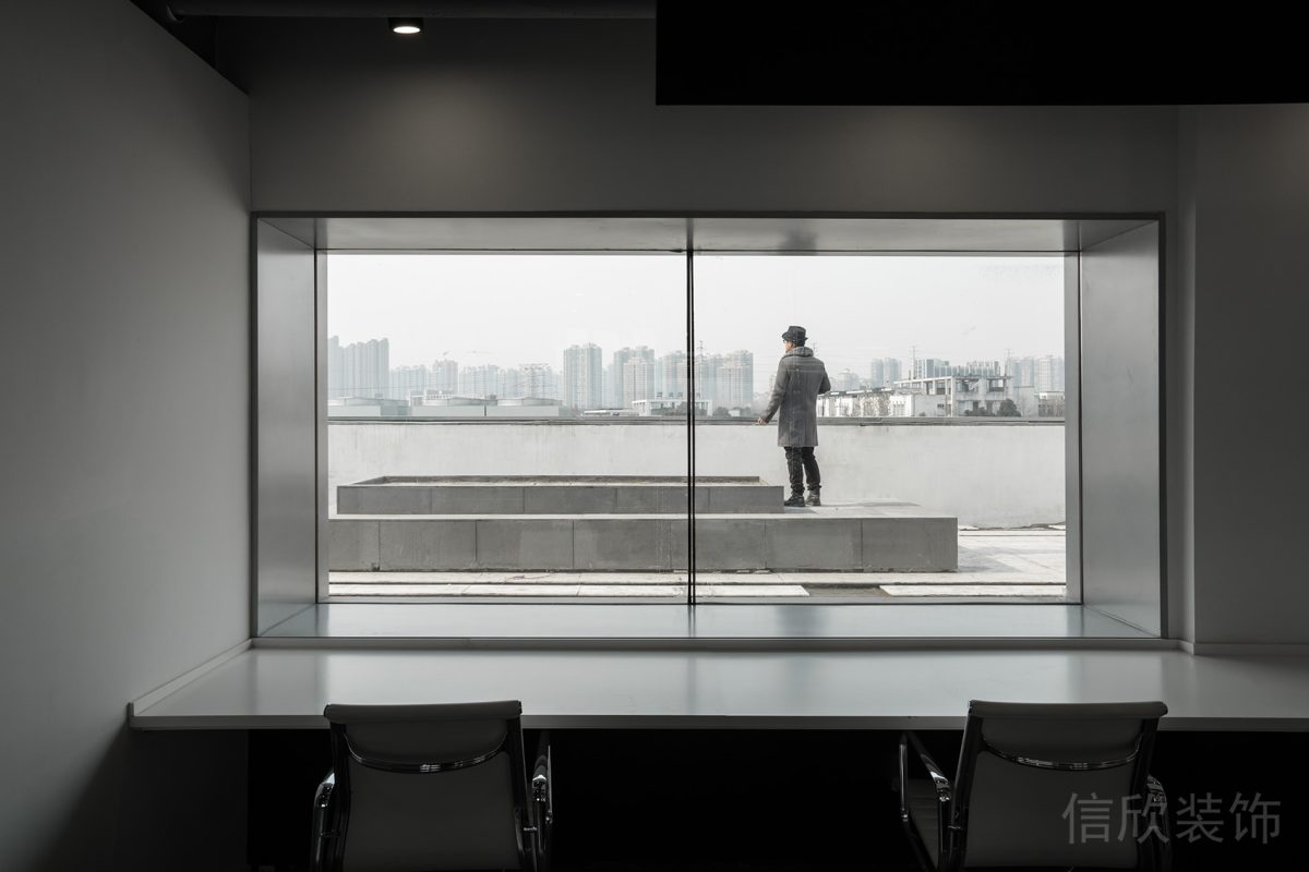 固定式白色桌板設(shè)計(jì)高透玻璃裝修辦公室辦公區(qū)裝修設(shè)計(jì)圖