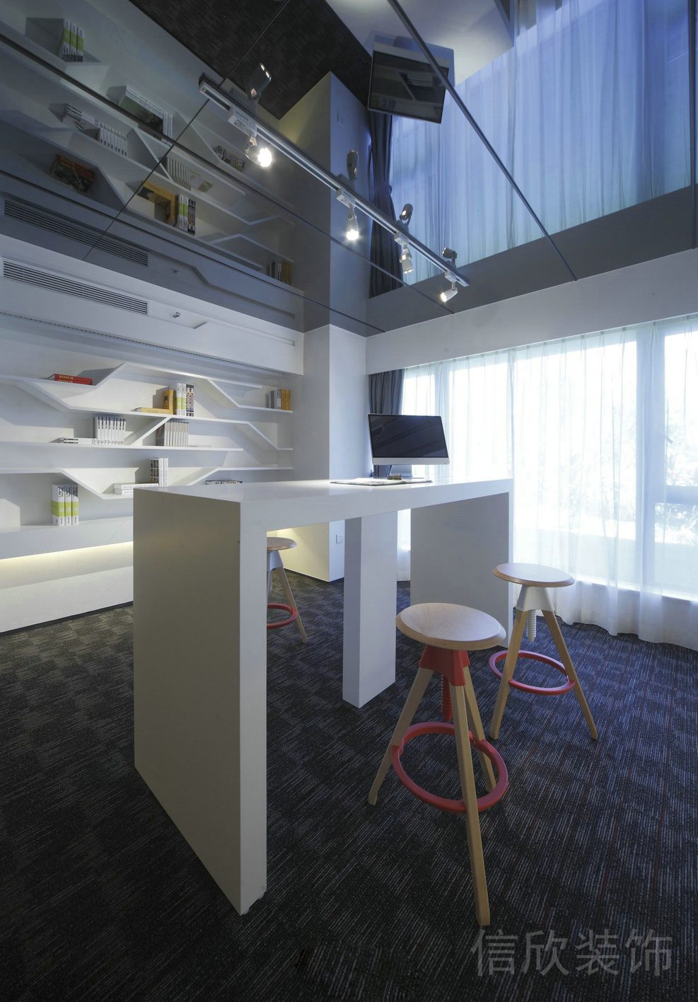 工作室高腳凳洽談室鏡面天花設(shè)計收納弧線創(chuàng)意墻柜裝修