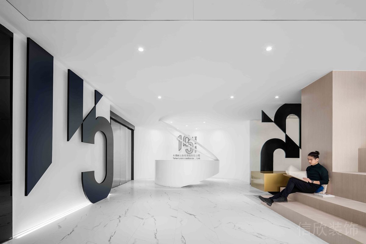 黑白色調(diào)現(xiàn)代極簡(jiǎn)風(fēng)辦公室大廳裝修階梯式休息區(qū)裝修圖