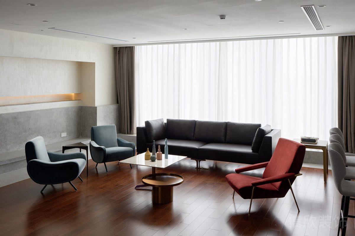 紅木原木地板裝修內(nèi)嵌式暖色調(diào)燈條設(shè)計辦公室大廳裝修設(shè)計圖