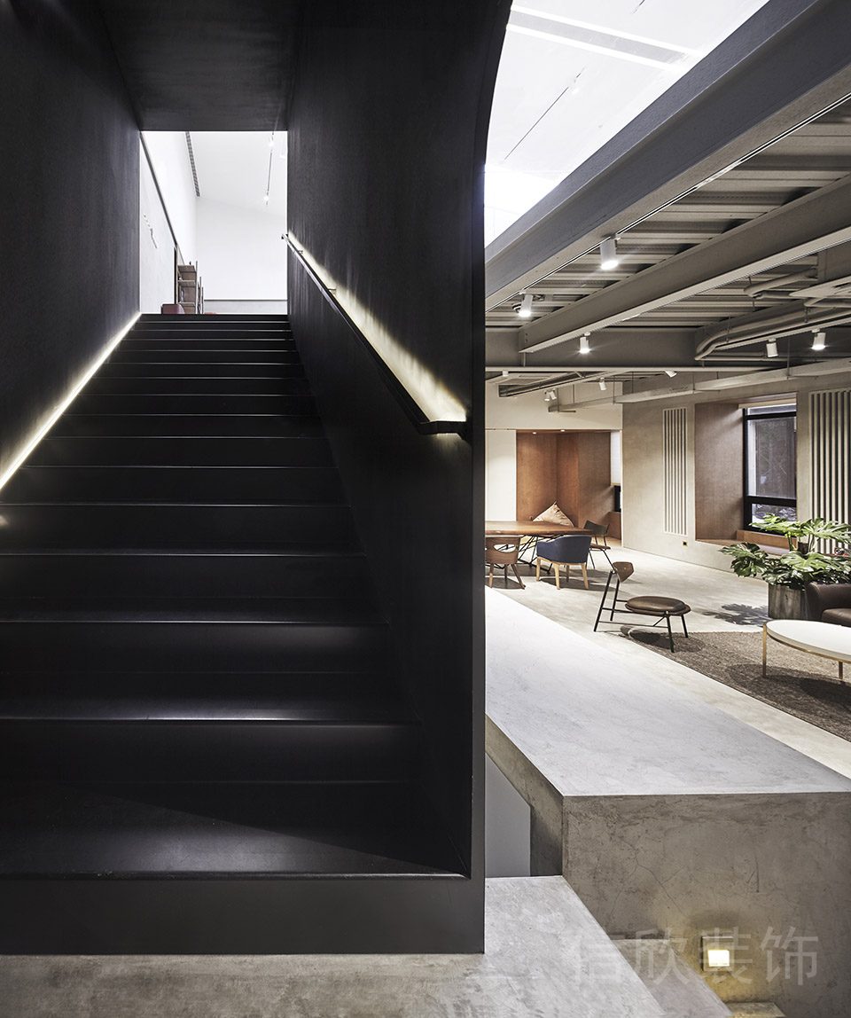 黑色過道裝修階梯效果金屬燈飾扶手效果圖商務(wù)風(fēng)辦公室裝修設(shè)計