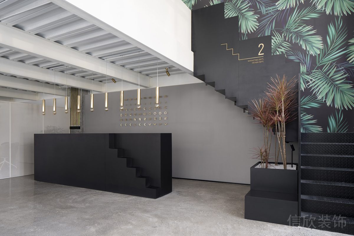 黑色金屬過道斜面創(chuàng)意設(shè)計瓷磚效果辦公室前臺區(qū)裝修圖