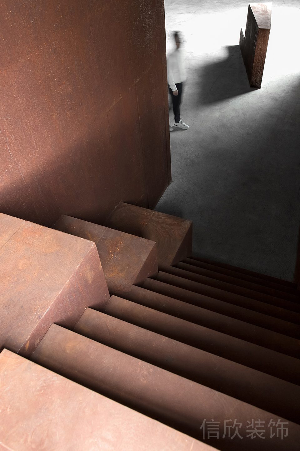 紅色階梯式裝修過道效果簡約風(fēng)辦公室