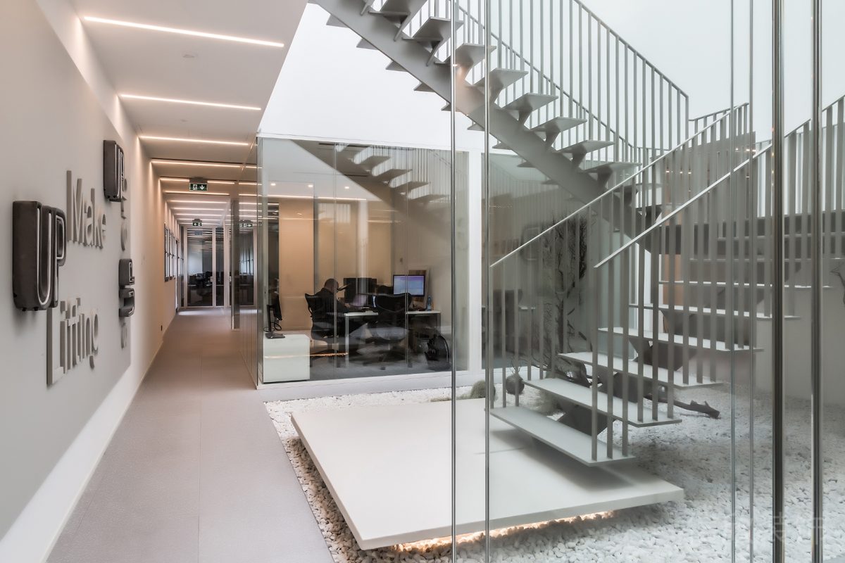灰色鋁合金樓梯裝修高透玻璃門板設(shè)計(jì)辦公室樓梯間裝修設(shè)計(jì)