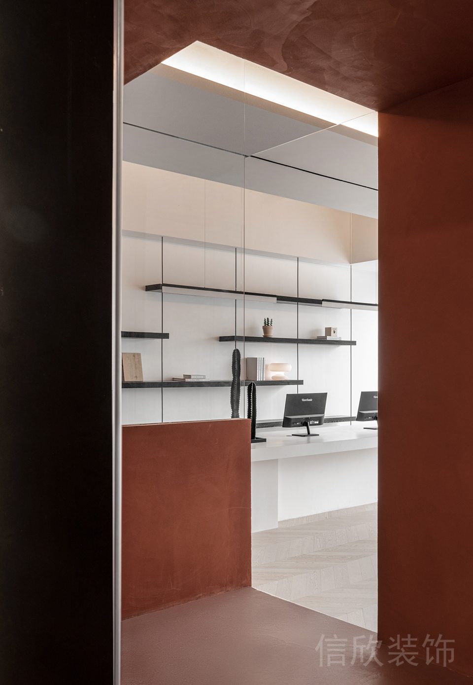 紅色墻漆門(mén)面地面設(shè)計(jì)壁掛式置物柜辦公室裝修設(shè)計(jì)圖