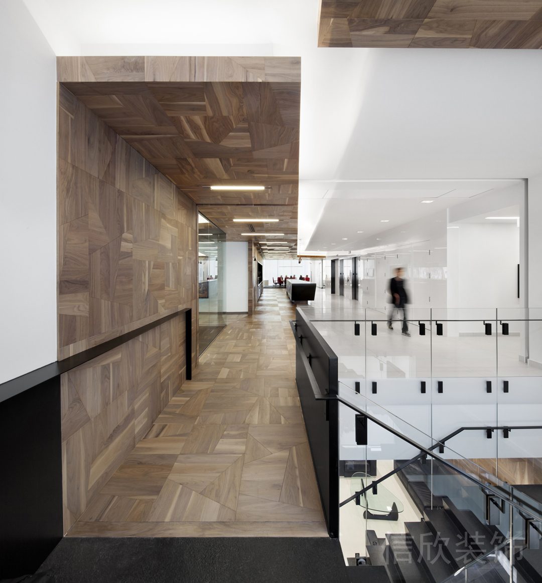 環(huán)形木制天花一體式設(shè)計(jì)過道玻璃墻體隔斷辦公室走廊黑色金屬邊框裝修效果