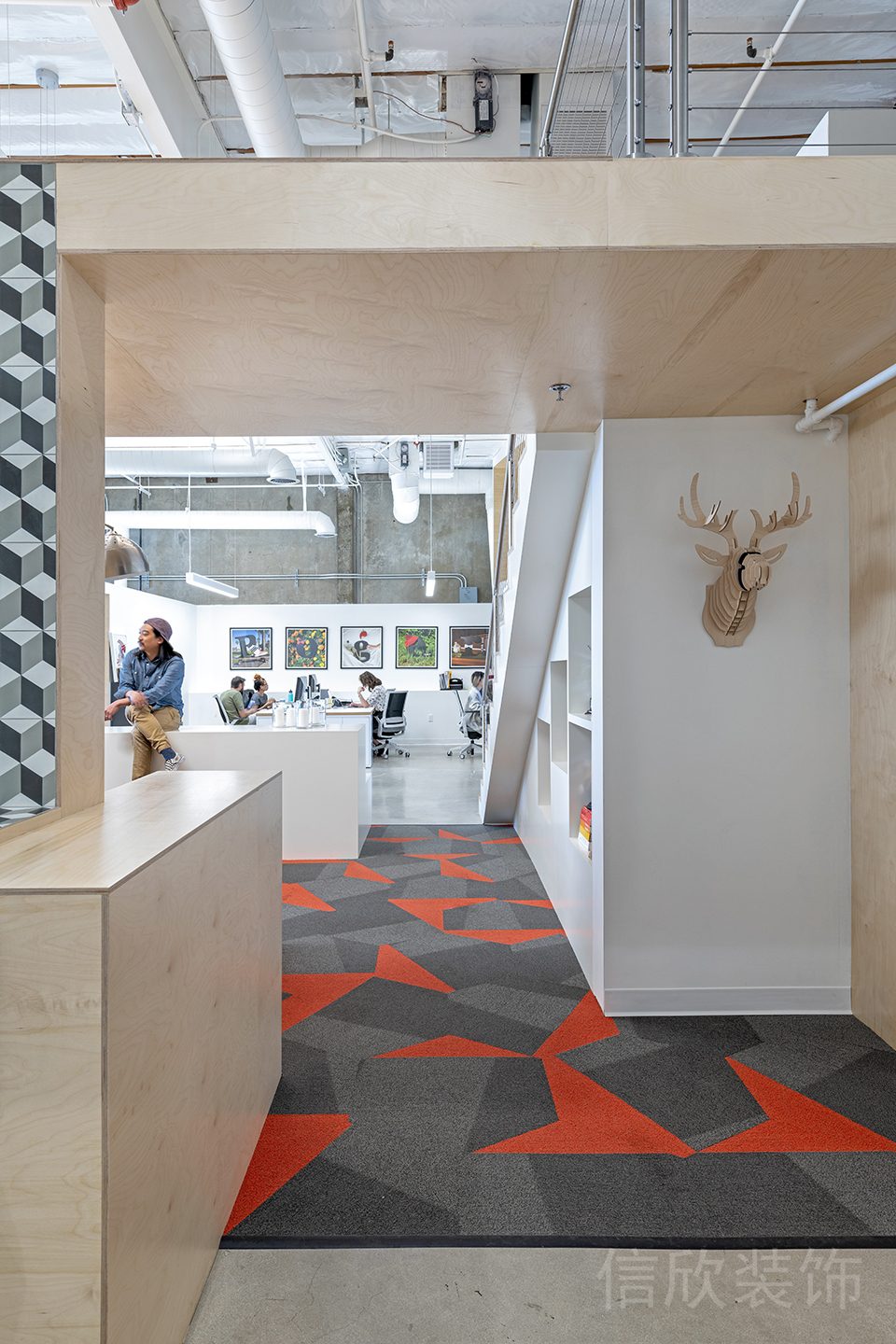 環(huán)形木質(zhì)走廊設(shè)計(jì)地毯裝修辦公室