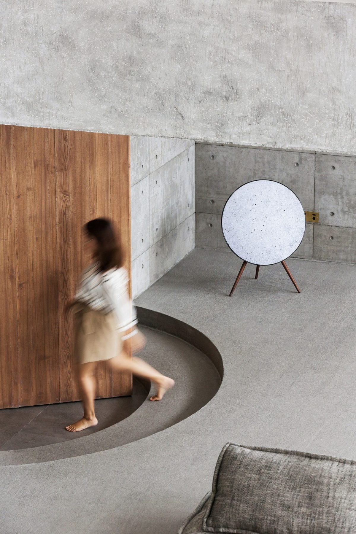 機(jī)構(gòu)圓形裝修設(shè)計(jì)地臺(tái)灰色調(diào)實(shí)木墻體布藝沙發(fā)設(shè)計(jì)圖