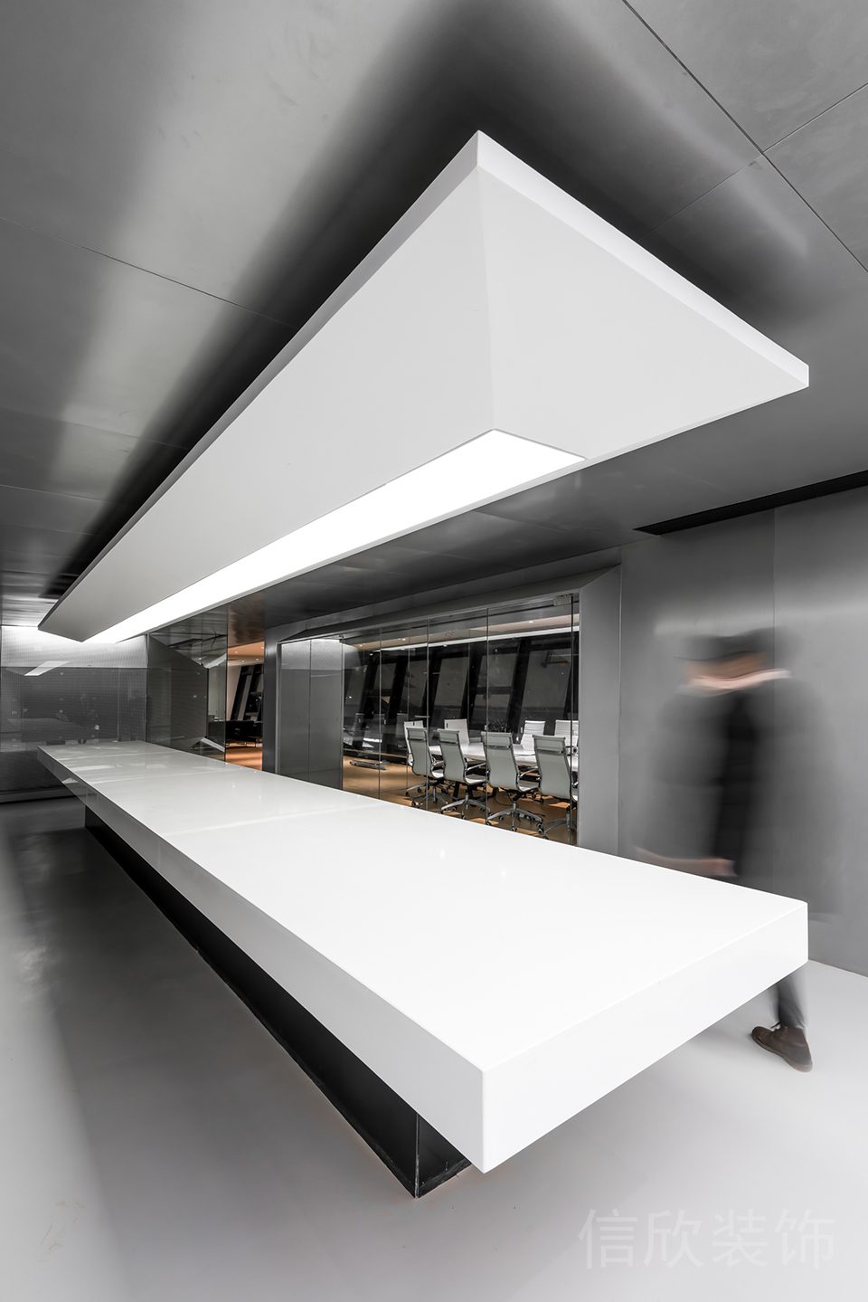 鋁合金矩形方塊拼接天花板設(shè)計(jì)白色方形大理石桌板搭配黑色調(diào)鋁合金桌腳辦公室休息區(qū)裝修