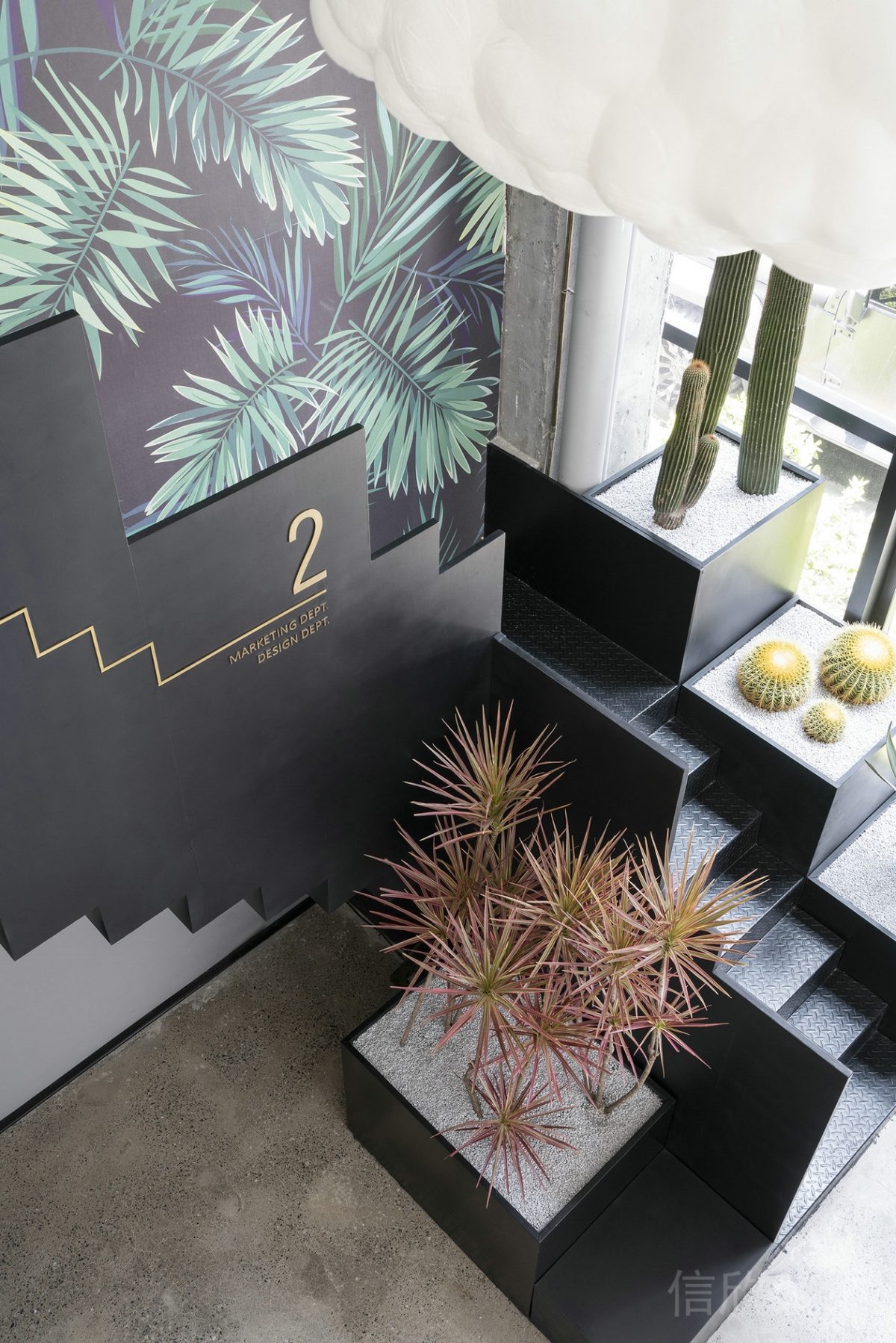 綠化裝修金屬黑色效果線條設(shè)計辦公室金色指示效果圖