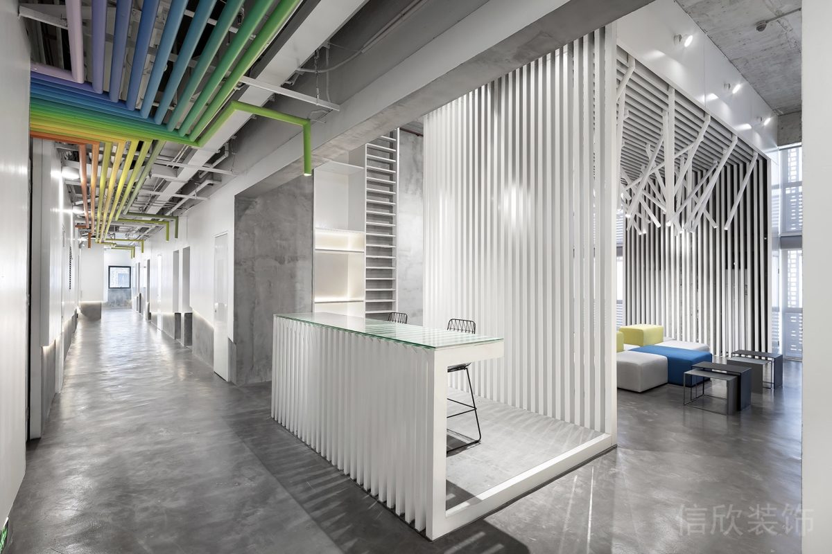 鏤空白色休息區(qū)前臺區(qū)接待臺裝修圖