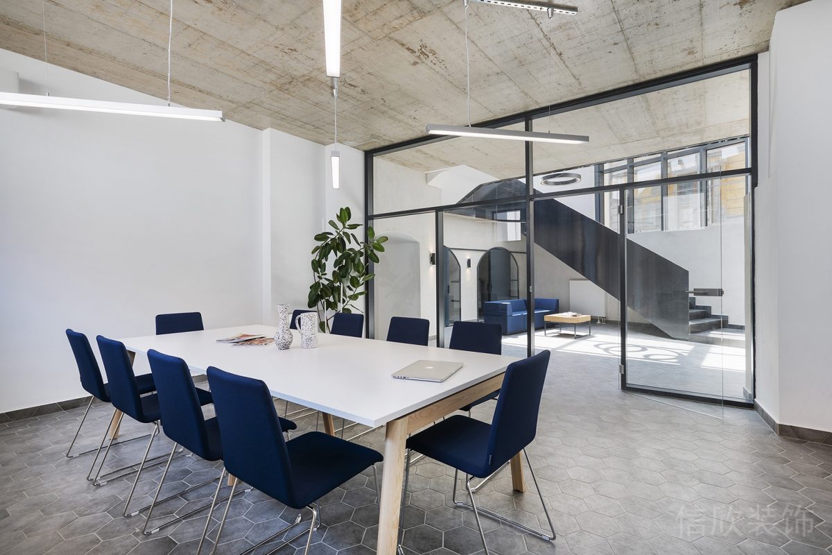 藍色極簡風座椅裝修工業風天花板設計辦公室會議室裝修圖