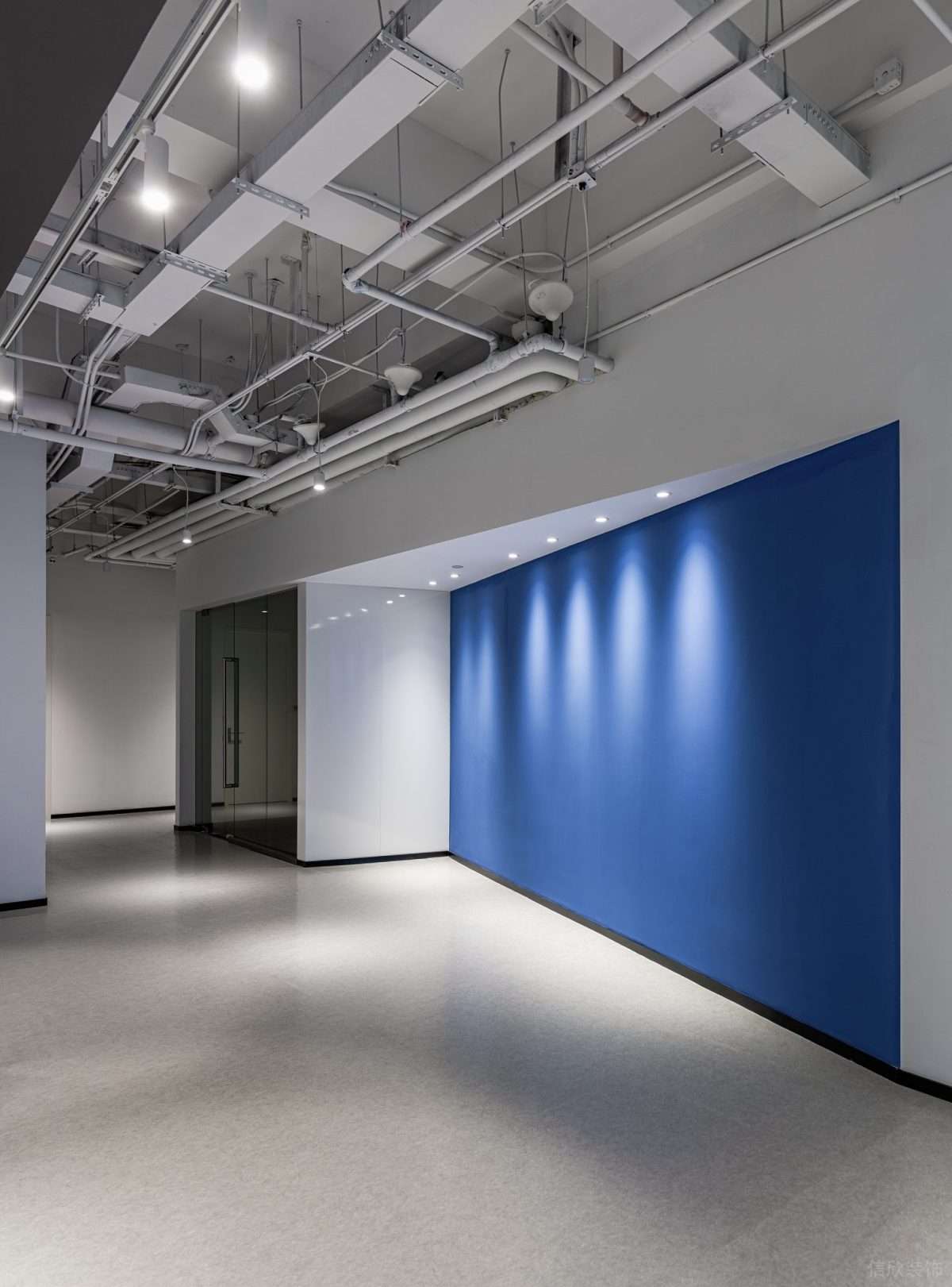 藍色墻體設(shè)計工業(yè)風裝修弧線設(shè)計效果辦公室裝修