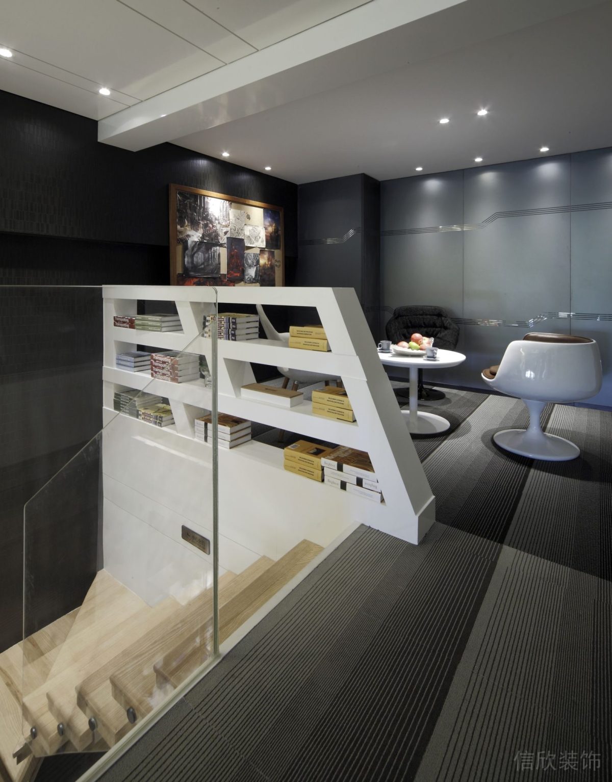 樓梯過道處設(shè)計鏤空隔斷書架白色半墻收納柜裝修辦公室設(shè)計圖