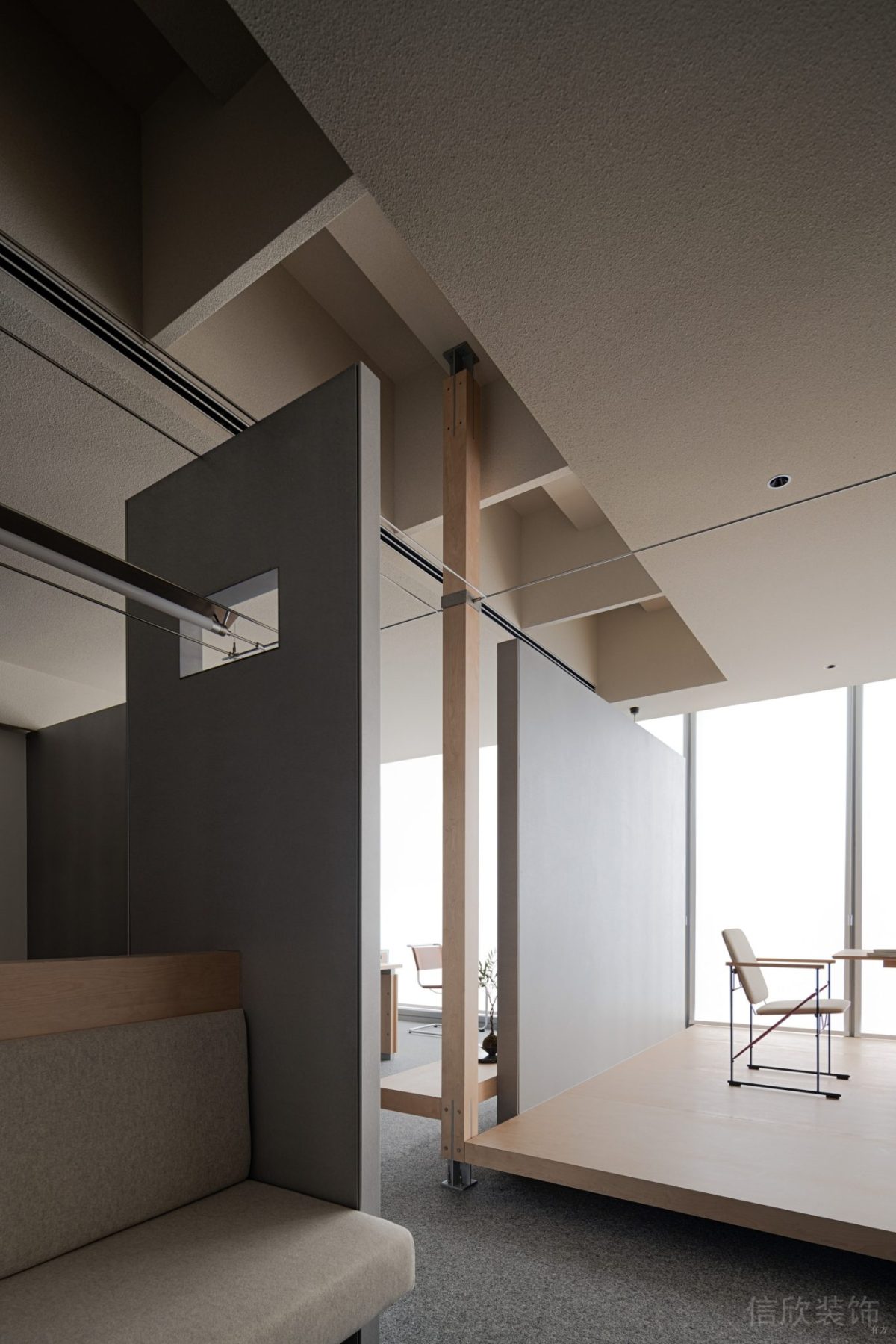 木質(zhì)地臺(tái)裝修辦公室過(guò)道灰色布藝沙發(fā)設(shè)計(jì)圖
