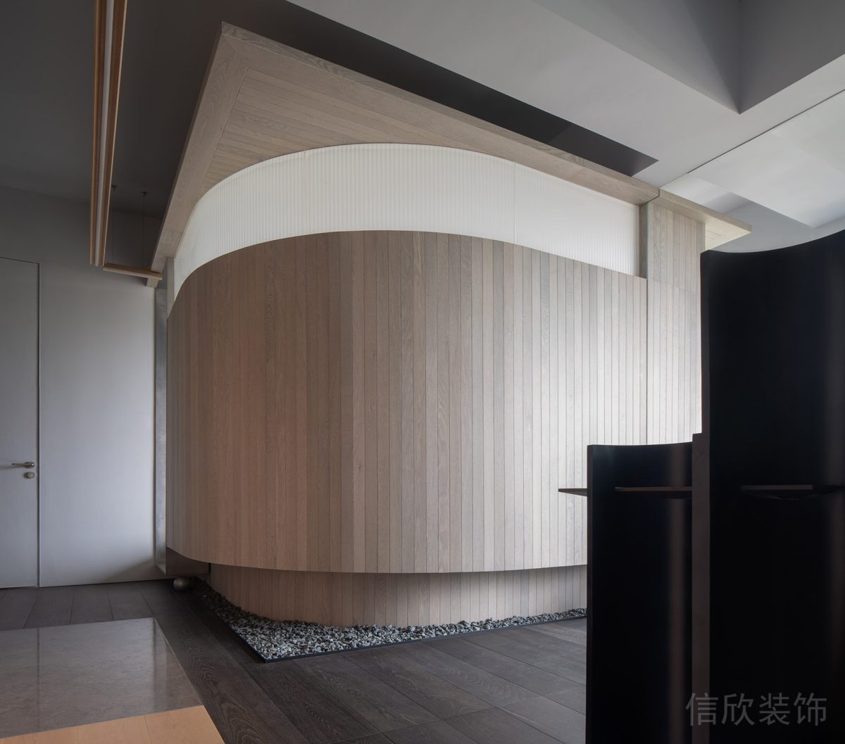 木質(zhì)條紋板材創(chuàng)意弧線線條設(shè)計現(xiàn)代簡約風裝修辦公室