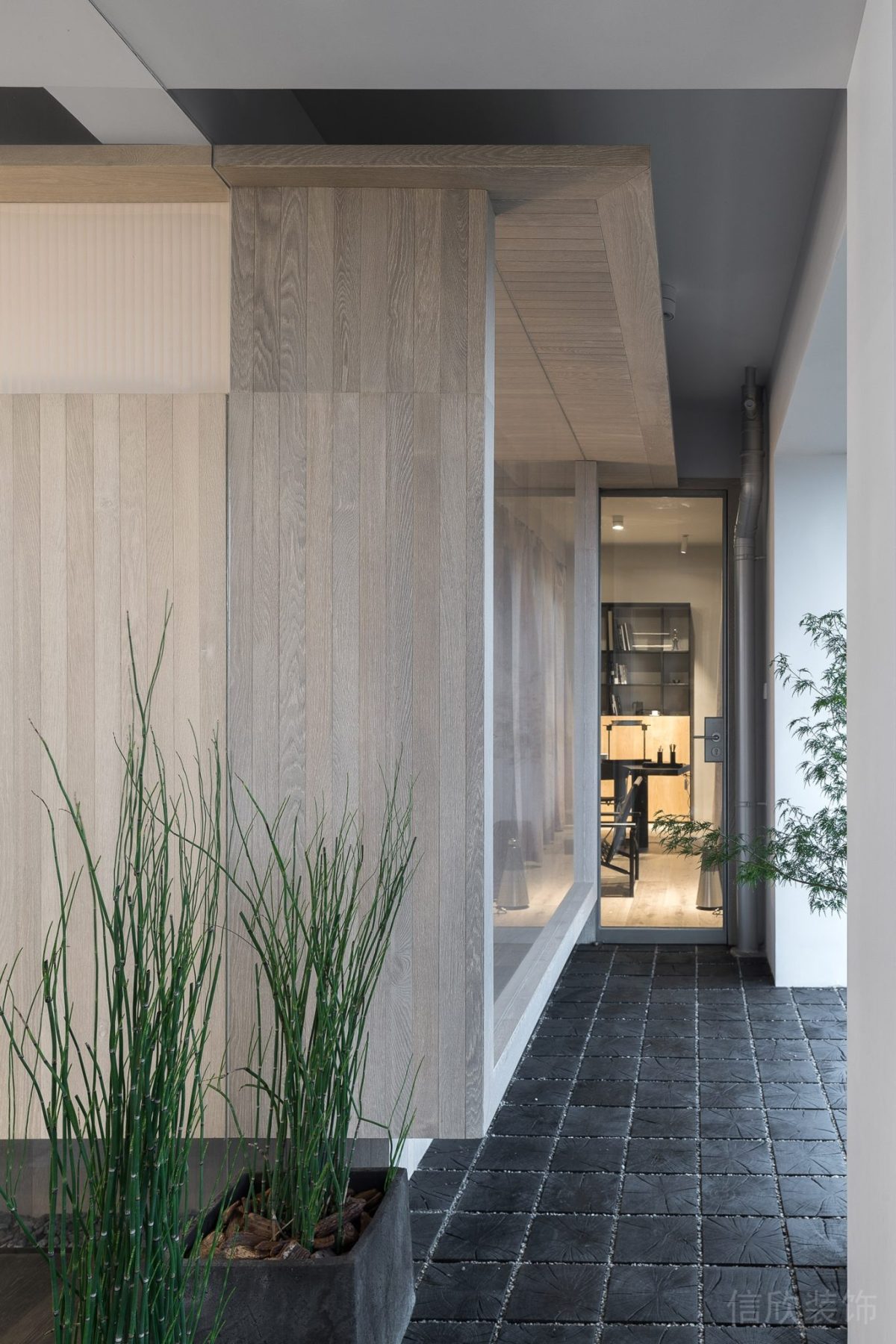 木質(zhì)裝修瓷磚效果天花設(shè)計玻璃隔斷設(shè)計辦公室