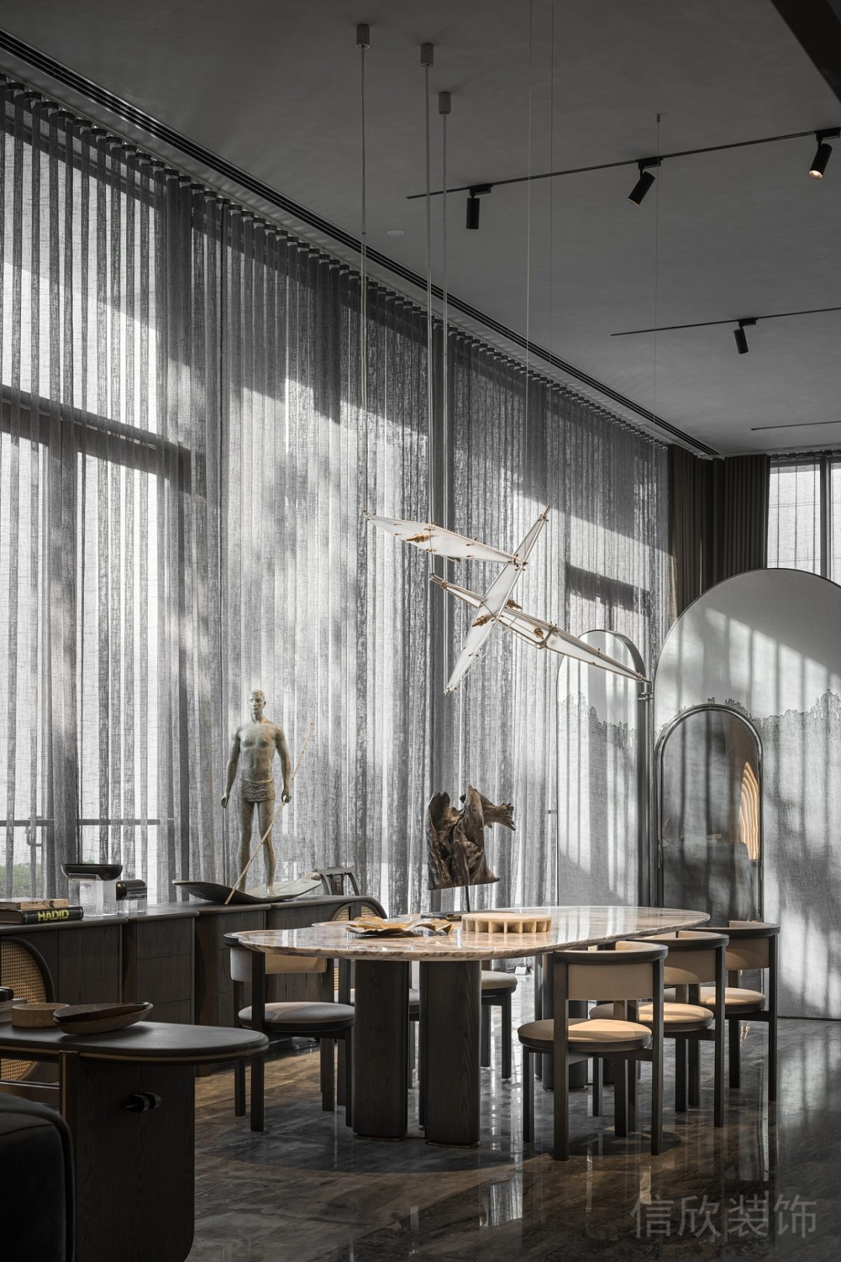 內嵌式可移動式射燈設計圓形大理石桌板設計辦公室就餐區裝修設計