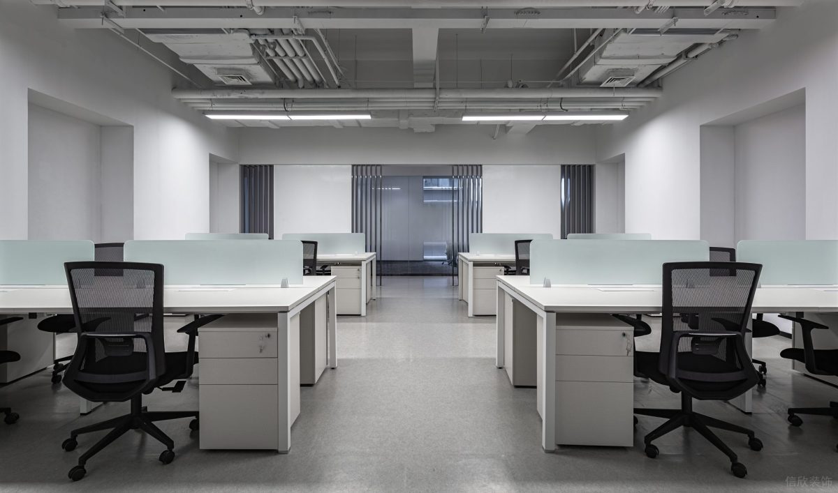 深圳辦公室裝修多人研發(fā)區(qū)域隔斷工業(yè)風白色設(shè)計效果