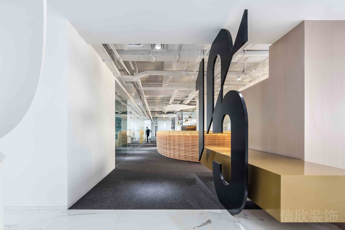 數(shù)字鏤空金屬黑色設(shè)計(jì)直線式辦公室過(guò)道竹編效果