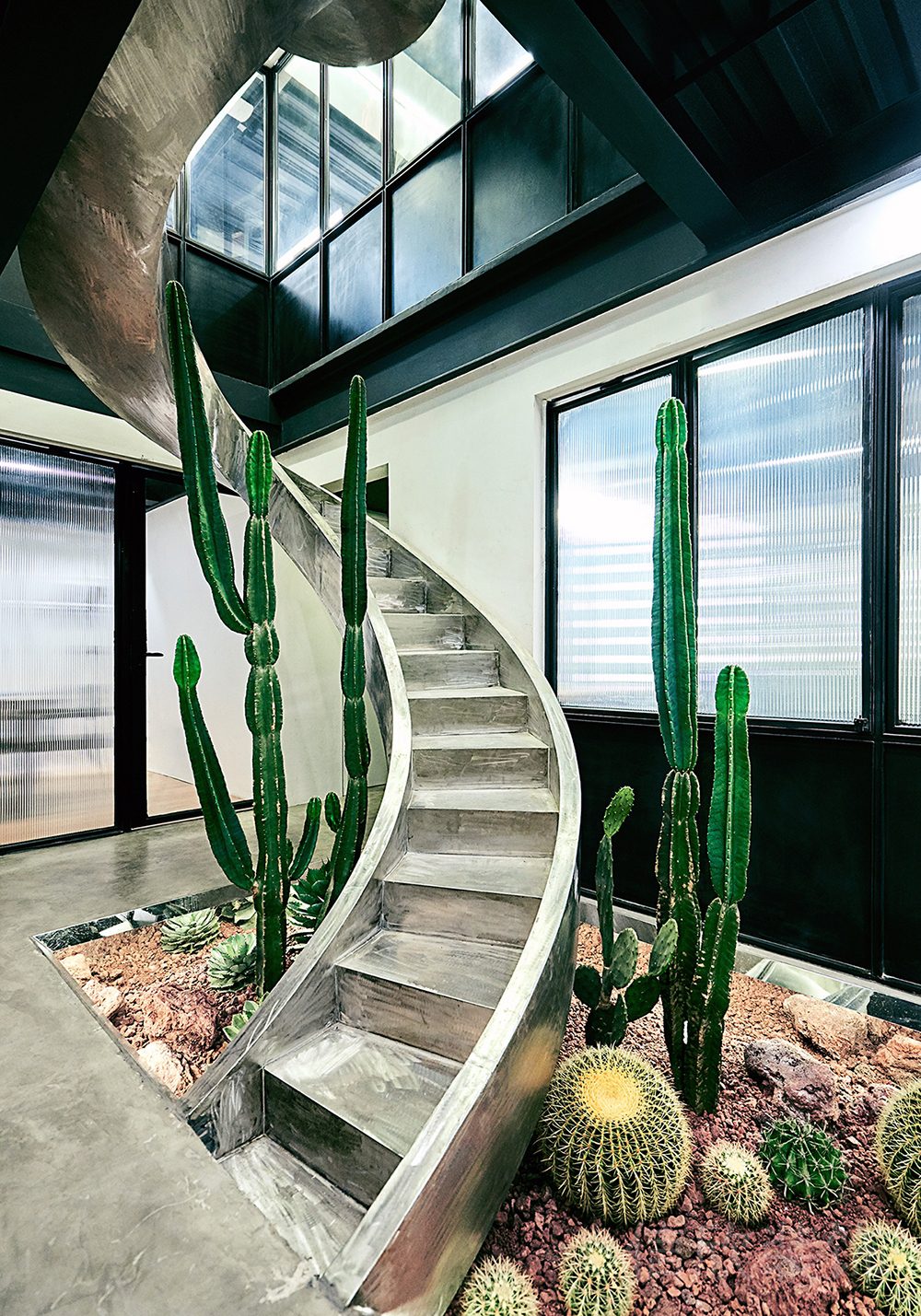 無(wú)扶手裝修藝術(shù)感旋轉(zhuǎn)工業(yè)風(fēng)樓梯設(shè)計(jì)辦公室效果