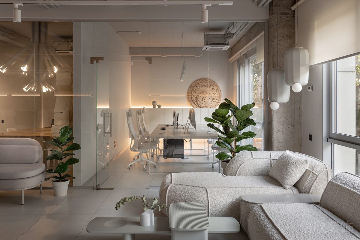 懸吊式可移動暖色調射燈裝修落地式高透玻璃面板設計辦公室辦公區(qū)效果圖