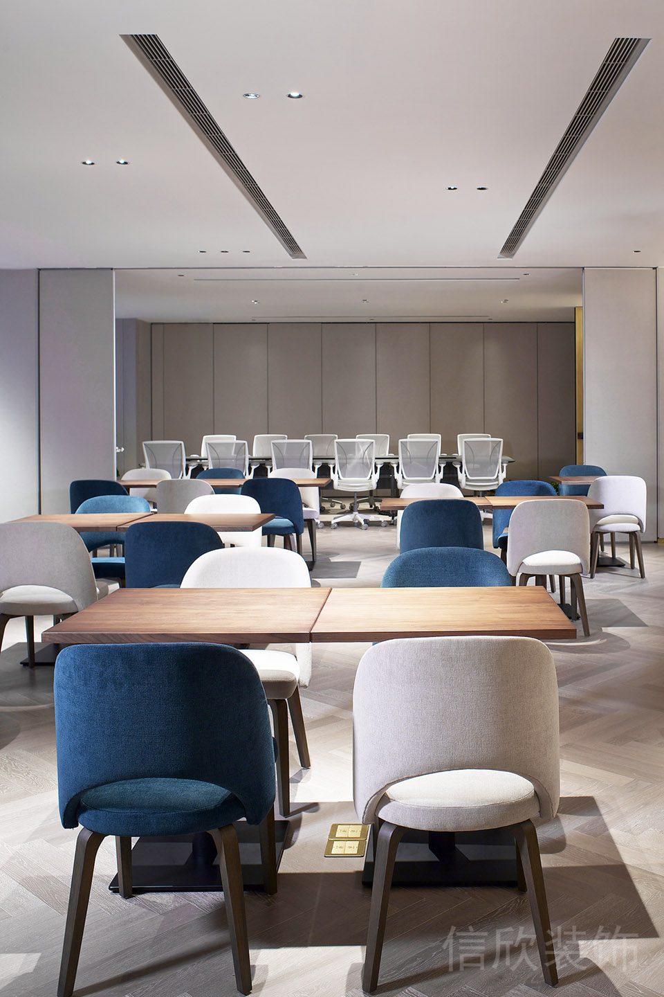 員工就餐區(qū)辦公室飯?zhí)眯菹^(qū)裝修絨面座椅木質(zhì)餐桌效果