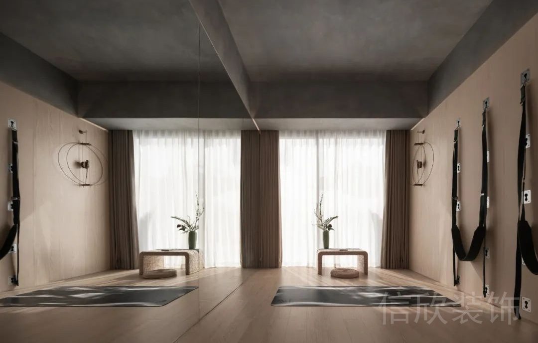 原木地板搭配水泥天花板設(shè)計(jì)鏡面玻璃裝修普拉提教室