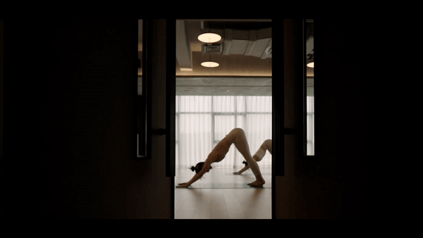 原木地板風全落地玻璃窗瑜伽教室裝修設(shè)計圖