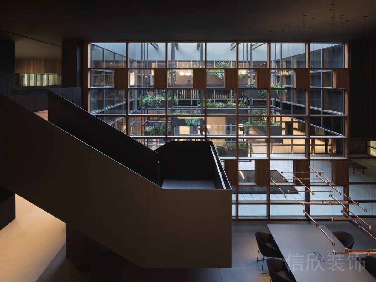 原木扶手樓梯裝修懸吊式矩形吊燈設(shè)計辦公室大廳