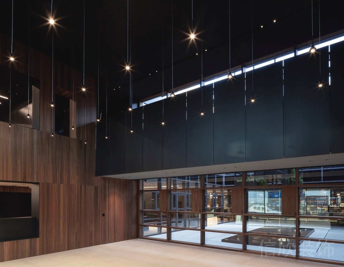 原木墻壁裝修懸吊式射燈設(shè)計辦公室大廳裝修